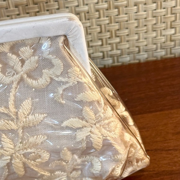 🌟HP🌟VTG 1960s Vinyl & Cream Lace Clutch Evening Bag with Gold Bow Lift Clasp - Picture 15 of 16